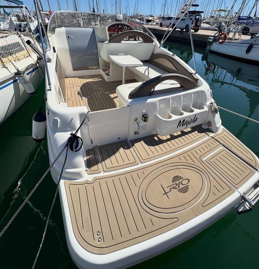 Lancha Majola con cubierta 4Deck EVA beige en bañera y plataforma de baño, con logotipo personalizado en la plataforma