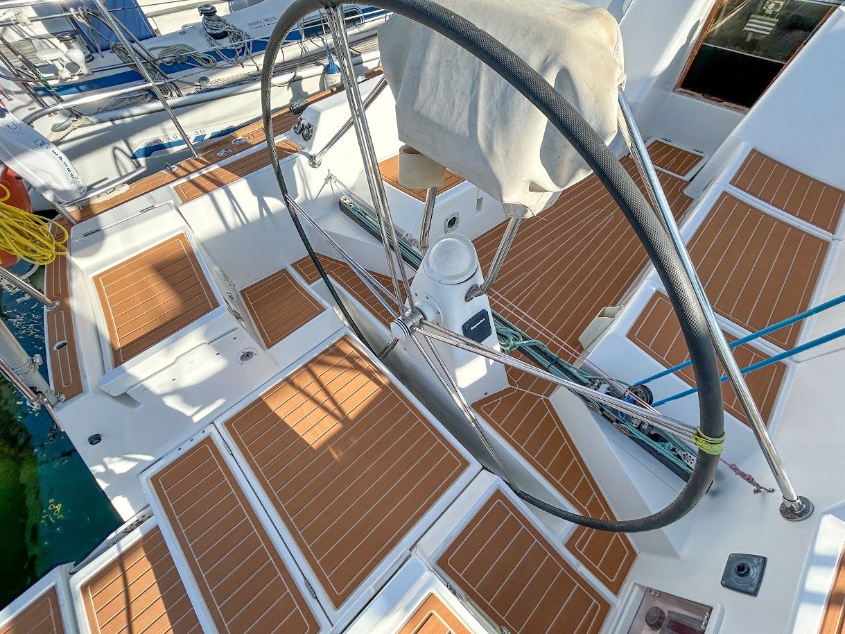 Bañera de velero junto al timón con cubierta 4Deck EVA color caramelo y juntas claras