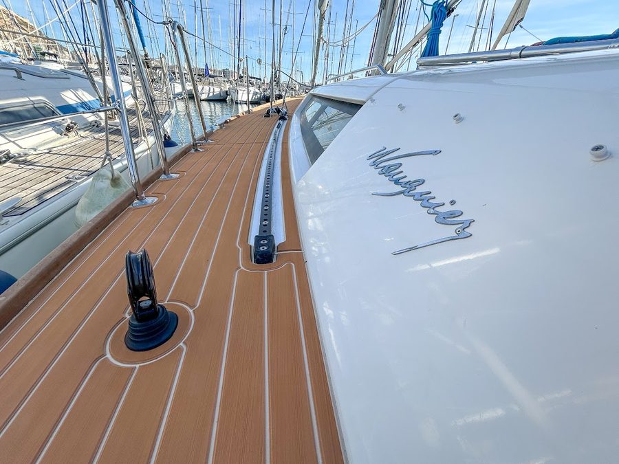 Pasillo lateral de un velero Wauquiez con cubierta 4Deck EVA color teca y calafateo blanco