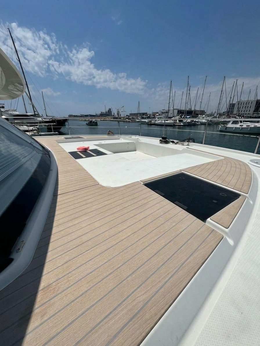 Cubierta 4Deck RX sin juntas instalada en un catamarán Fountaine Pajot 44