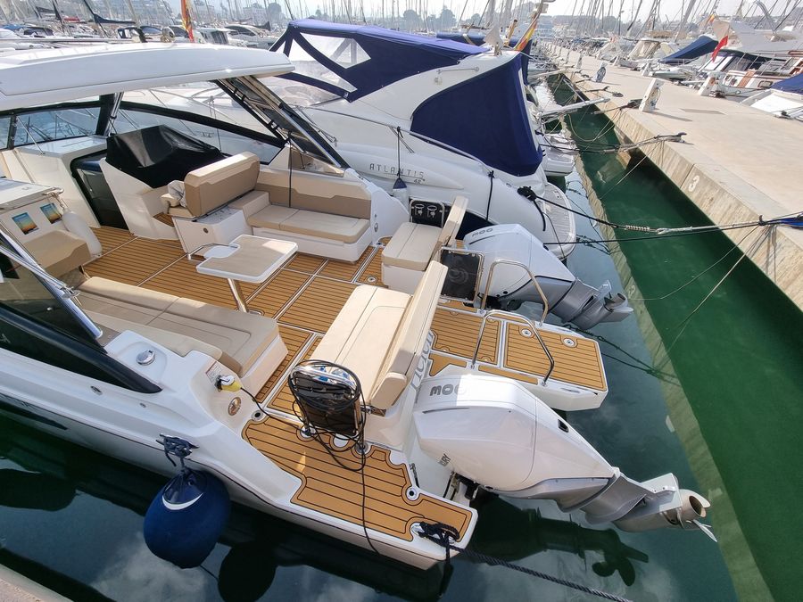 Bañera y plataformas de popa de Aquila 32 Sport con cubierta 4Deck EVA color teca y juntas negras