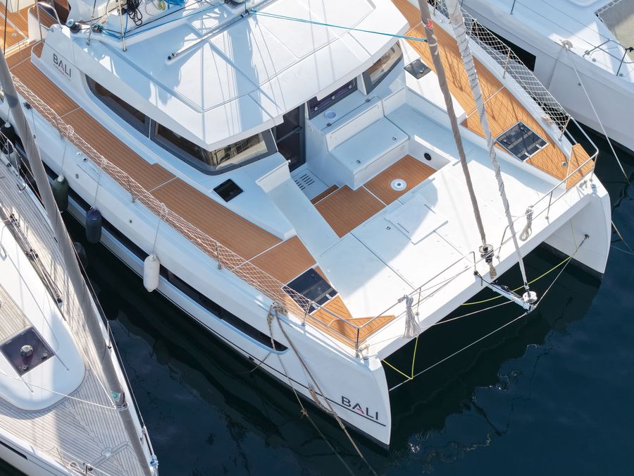 Vista aérea de un catamarán Bali 4.2 con cubierta 4Deck EVA color teca en pasillos laterales, bañera y proa