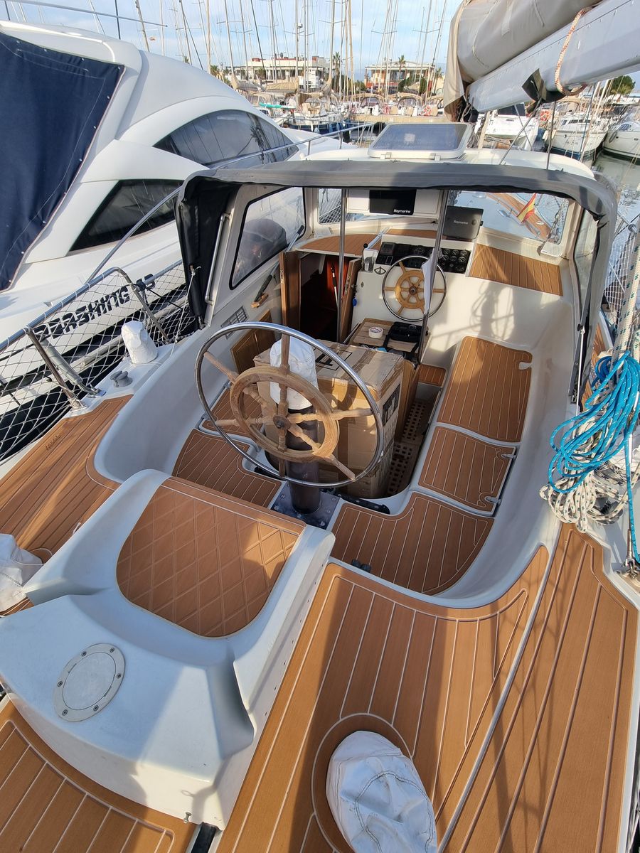Bañera y doble puesto de gobierno de un Finnsailer 38 con cubierta 4Deck EVA color teca y juntas blancas