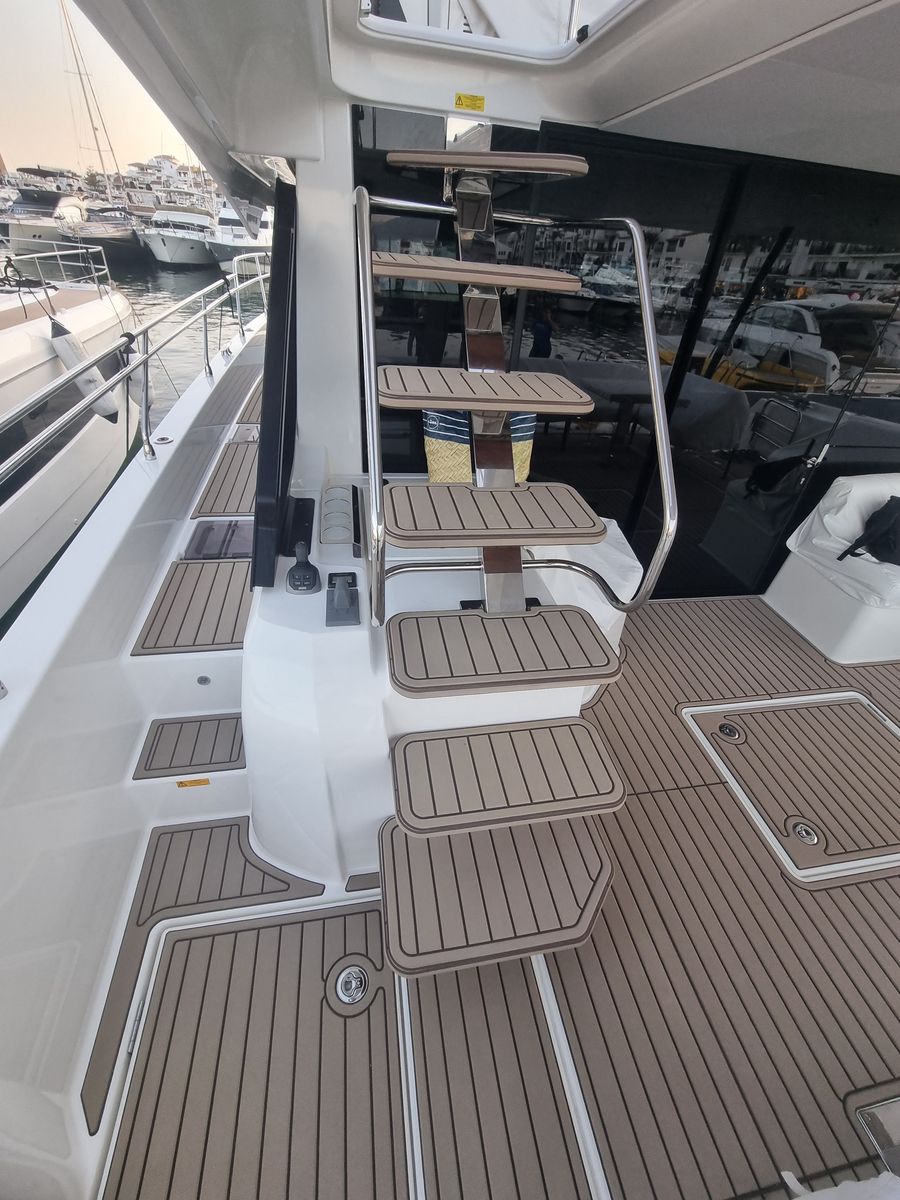 Bañera de una Prestige M48 con suelo y escalera al flybridge en 4Deck EVA gris con juntas oscuras