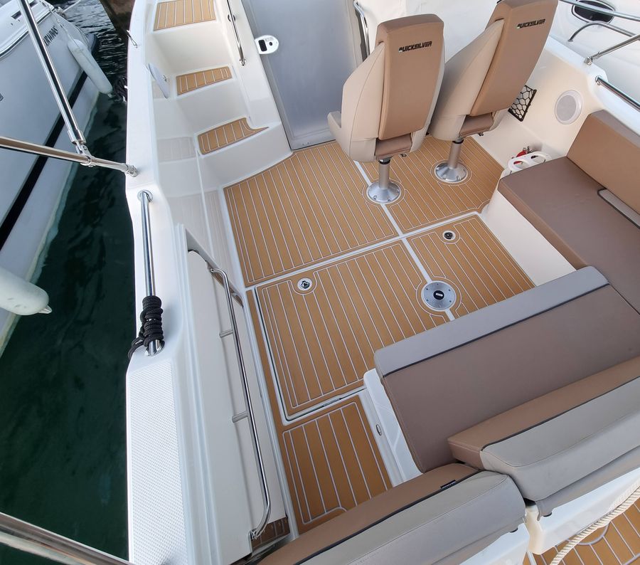 Bañera de Quicksilver 755 Activ Open con asientos de pilotaje y suelo 4Deck EVA color teca con juntas blancas