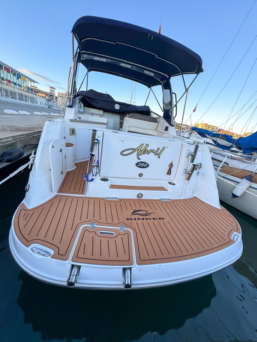 Popa de una Rinker 260 con plataforma de baño y bañera en 4Deck EVA color teca y logotipo Rinker grabado