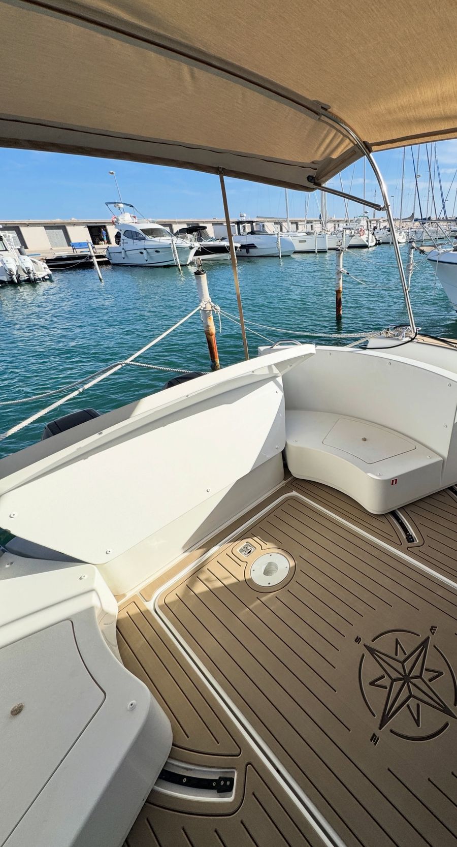 Bañera de un Rodman Spirit 31 con cubierta 4Deck EVA color teca y rosa de los vientos grabada a medida